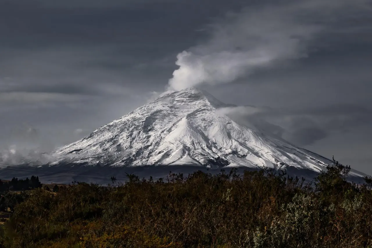 Cotopaxi en blanco y negro, con su cráter humeante