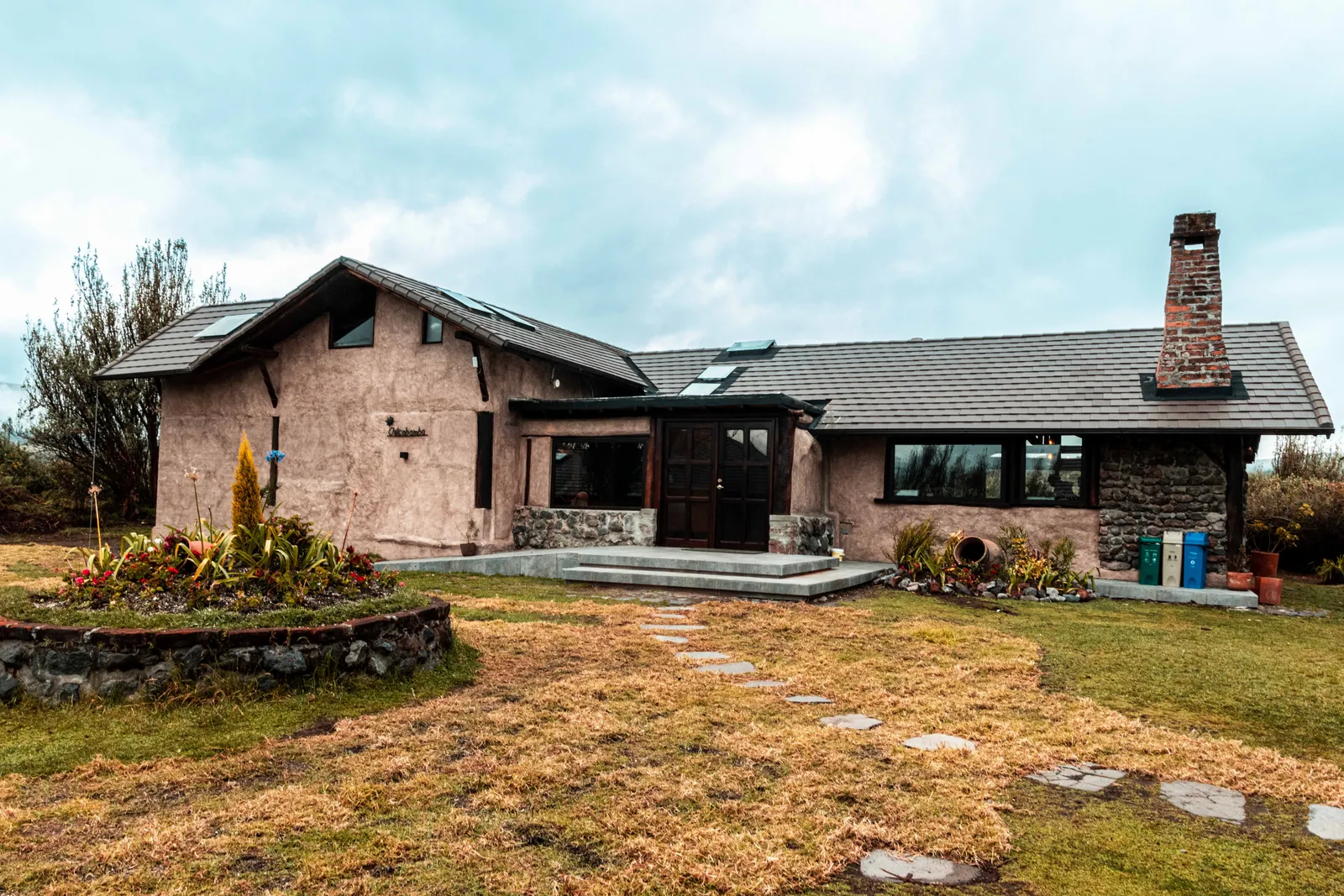 Fachada del lodge en el páramo del Cotopaxi