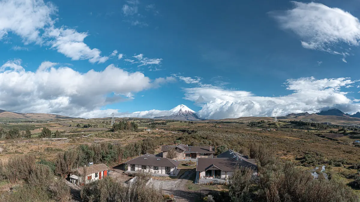 Vista aérea del lodge entre el páramo