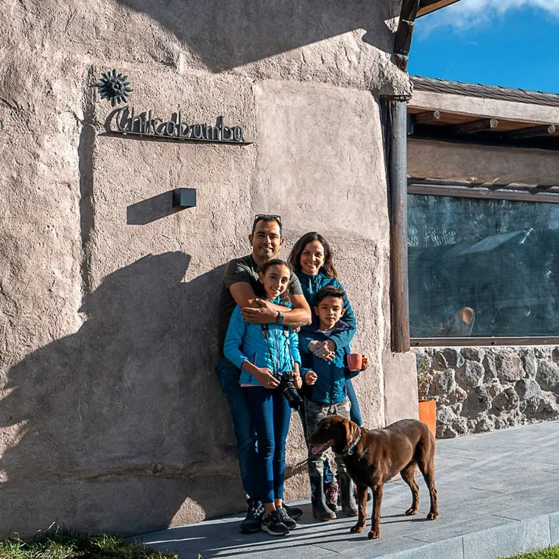 Familia con su perro a la entrada del lodge